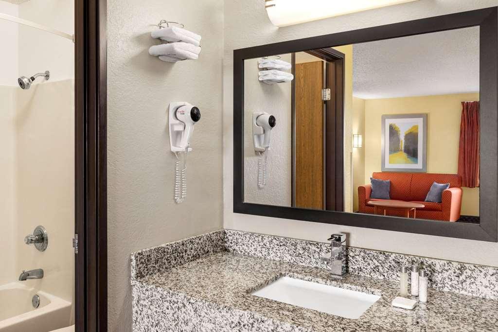 Hotel Baymont By Wyndham Cedar Rapids Zimmer foto