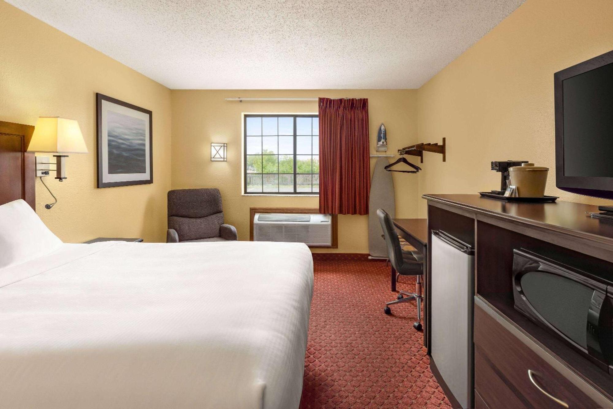Hotel Baymont By Wyndham Cedar Rapids Exterior foto