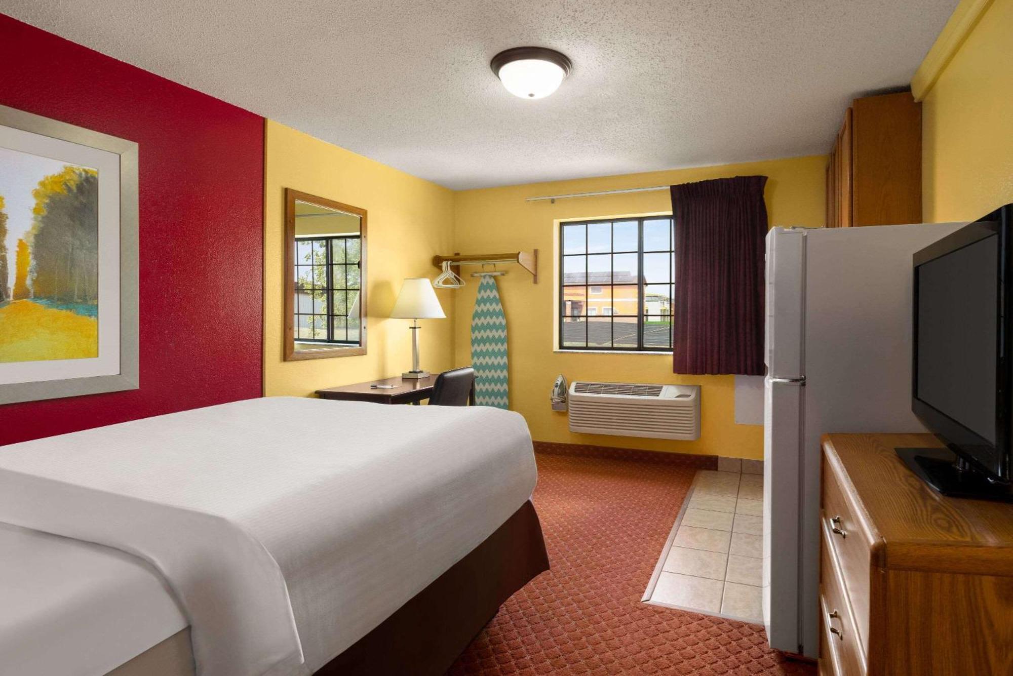 Hotel Baymont By Wyndham Cedar Rapids Exterior foto