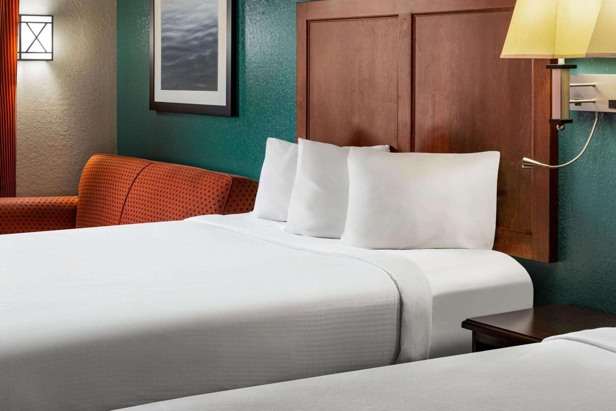 Hotel Baymont By Wyndham Cedar Rapids Exterior foto