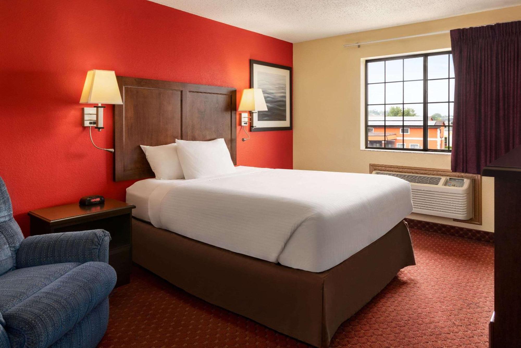 Hotel Baymont By Wyndham Cedar Rapids Exterior foto