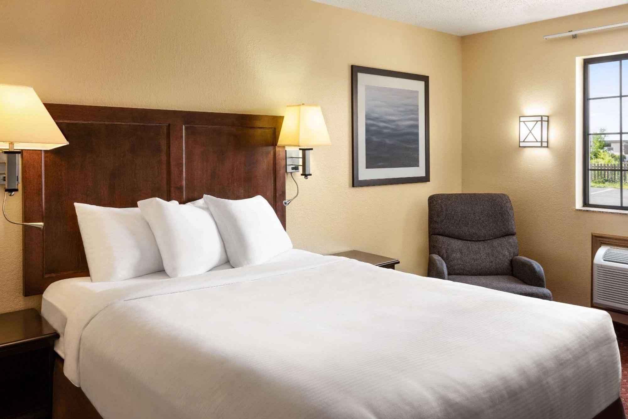 Hotel Baymont By Wyndham Cedar Rapids Exterior foto