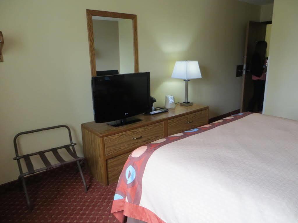 Hotel Baymont By Wyndham Cedar Rapids Exterior foto